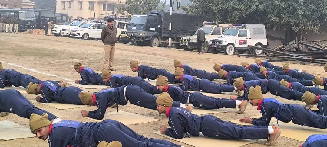 दरभंगा पुलिस केंद्र लहेरियासराय में रैतिक परेड का आयोजन, वरीय पुलिस अधीक्षक के निर्देशन में हुआ निरीक्षण