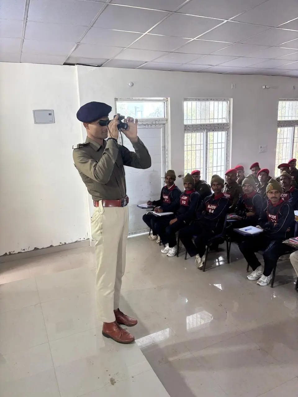 सिपाही प्रशिक्षण केंद्र, लखीसराय में प्रशिक्षु सिपाहियों को मेटल डिटेक्टर प्रशिक्षण प्रदान